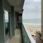 Apartamento Com Vista Para O Mar Com Garagem Pequena